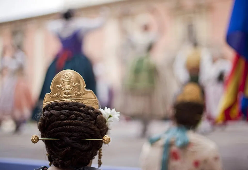 Balladores valencianes amb peineta i indumentària tradicional durant una dansa